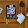 Fotos und Andenken an Madeleine McCann (Maddie) hängen an einer Kirchentür.