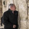Israels Premierminister Benjamin Netanjahu legt einen Gebetszettel zwischen die Ritzen der Klagemauer.