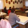 Mit ausreichend Abstand saßen die Gemeinderäte während der Sitzung in Langenneufnach an Einzeltischen.  	