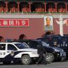 Sicherheitskräfte am Ort des Geschehens in Peking:  In Peking raste ein Autofahrer in eine Menschenmenge - vermutlich ein Attentat. Augsburger Schüler waren ganz in der Nähe, als der Angriff geschah.