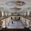 Ein Raum voll mit geistlichem Wissen ist die barocke Bibliothek. Rund 13.000 Bände besitzt das Kloster Ottobeuren. 44 Säulen tragen die Galerie. Ein Blick zu den kunstvoll gearbeiteten Stuckverzierungen und Deckengemälden lohnt sich ebenfalls.