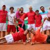 Da freuten sich sogar die beiden Töchter von Trainer Milan Krivohlavek. Die Männer des TC Rot-Weiß Gersthofen haben den sofortigen Wiederaufstieg in die Landesliga geschafft. Von links Miklos Rajda, Christian Kloimüllner, Lukas Polacek, Antonin Adamcik, Simon Pfiffer, Milan Krivohlavek. Vorne Maximilian Heinzel, Nikola Boskov. Zum Team gehört außerdem Jan Micolaiczak. 	