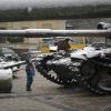 Ein Kind betrachtet eine Ausstellung von zerstörten russischen Panzern und gepanzerten Fahrzeugen. Eine dünne Schneeschicht hat sich über die Militärfahrzeuge gelegt. 