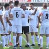 Schwabmünchens Trainer Paolo Maiolo nutzte die Trinkpause, um seinem Team weiter Anweisungen zu geben. Am Ende führte seine Marschroute zum Erfolg: Der TSV gewann gegen Türkspor Augsburg mit 3:1. Foto: Christian Kruppe