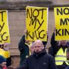 Monarchie-Gegner tragen Plakate mit der Aufschrift «Not My King» (dt: nicht mein König), während sie auf die Ankunft von Charles und Camilla zum königlichen Gründonnerstagsgottesdienst im York Minster warten.