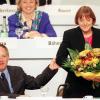 Der damals neue CDU-Vorsitzende Wolfgang Schäuble gratuliert auf dem CDU-Parteitag in Bonn der soeben zur CDU-Generalsekretärin gewählten Angela Merkel.")