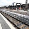 Ein Blick von oben auf die Baustelle: Auf dem Bahnsteig B an den Gleisen 2 und 3 sind die Bauarbeiter zugange, um die Auf- und Abgänge zum Tunnel fertig zu stellen. 