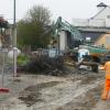 Ein Teil der Kellmünzer Illerbrücke wird abgerissen und neu gebaut. Damit die Bürger dennoch über den Fluss kommen, führt derzeit ein behelfsmäßiger Treppenturm zur Brücke hinauf.