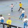 Vier FSV-ler (in Blau-weiß) im Spiel gegen den FC Lauingen. Elias August geht zum Ball, Niklas Leister (Nr. 6), Tim Seitz (Nr. 9) und Daniel Peiker (Nr. 10) beobachten das Ganze. 
