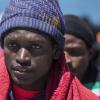 Ein Mann aus Afrika hofft in Europa eine Heimat zu finden. Er kam mit einem Boot übers Mittelmeer nach Spanien.