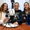 Die Schülerinnen Tina Kollmann, Stefanie Fischer und Emily Fuchs (von links) aus der Klasse 9b des SKG forschten mit dem Mikroskop über Muster in Flecken.