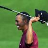 Tiger Woods bejubelt seinen Sieg beim Masters-Golfturnier 2001 im Augusta National Golf Club.