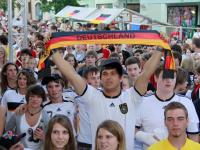 Bei der Fußball-WM 2010 gab es in Wertingen noch ein Public Viewing am Marktplatz. 2026 findet eine Übertragung auf dem Gantze-Gelände in der Industriestraße statt.