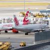 Ein Flugzeug der insolventen Fluglinie Niki steht neben einer Air Berlin-Maschine auf dem Flughafen Schwechat bei Wien.