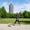 Marlene Seide (rechts) und Freundin Jesica Schulz gehen gerne im Wittelsbacher Park mit Hund Teddy spazieren.  	 	