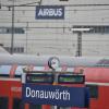 Viel Symbolik steckt in dem Bild: Airbus steht wirtschaftlich immer im Hintergrund in Donauwörth. Der Durchstich vom Werk zum Bahnhof steht seit Jahren auf der Agenda.