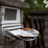 Bevor der Briefkasten überquillt: Briefe einlagern lassen und die Zustellung von Zeitungen und Zeitschriften pausieren.