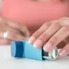 Experten beurteilen die Ergebnisse einer aktuellen Studie zur Einnahme eines Asthma-Sprays bei Covid-19 als vielversprechend.