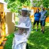 Maja, 11, und Mona Hatzelmann, 4, interessieren sich für die Bienen. Maja kommt regelmäßig zu Wolfgang Hadwiger, um nach den Bienen zu sehen. Sie kann schon selbst Honig machen. 