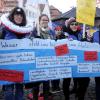 Zahlreiche Lehrer protestierten in Eichstätt mit Plakaten, um ihrem Ärger Luft zu machen. 