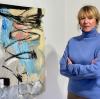 Die Stadtberger Künstlerin Beatrice Schmucker neben ihrem Kohle- und Ölbild „Die Geister, die ich rief“ (2021). 	 	