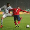 Rödinghausens Simon Engelmann (l) stellt sich Bayern-Torschütze Franck Ribéry in den Weg.