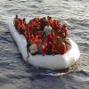 Bootsflüchtlinge in einem Schlauchboot vor Lampedusa (Archivbild). Immer wieder kommen Flüchtlinge im Mittelmeer ums Leben. dpa