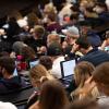 Studenten sitzen in einem Hörsaal.