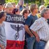 Etwa 1000 Menschen protestieren in Heidenau gegen die Unterbringung von Asylbewerbern in einem ehemaligen Baumarkt.