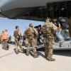 Schutzbedürftige Menschen gehen kurz nach dem Flug aus Kabul in Taschkent zu einem Bus. Die Bundeswehr hat ihre Evakuierungsmission am Donnerstag beendet. 