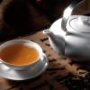 Der schwarze Tee wird aus Blättern des Teesrauchs gewonnen.