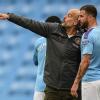 City-Trainer Pep Guardiola (l) kämpft um seinen Spieler Kyle Walker.