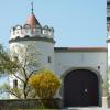 Schloss Alerheim ist seit 1979 im Besitz von Familie Appl. Die Ansicht des renovierten Schlosstores stammt aus dem Jahr 2010.  	