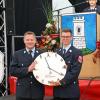 Bernhard Bezet überreichte Torsten Schmucker, Kommandant der Marktfeuerwehr Pfaffenhofen, im Namen der Kreisbrandinspektion eine Uhr als Jubiläumsgeschenk. 