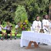 Pfarrer Paul Mahl zelebrierte die Eucharistiefeier beim gemeinsamen Pfarrfest im Kühbacher Ortsteil Haslangkreit.  	Foto: Helene Monzer