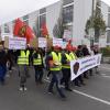 Mitarbeiter von Premium Aerotec demonstrieren am Donnerstag gegen die geplanten Stellenstreichungen.