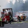 Der Bus soll nach dem Zusammenstoß mit einem Lastwagen in Brand geraten sein.