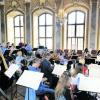 Die Musiker aus Kanada haben ein Faible für Augsburg. Drei Tage proben sie mit Bruno Weil (rechts) im Kleinen Goldenen Saal. Foto: Ulrich Wagner