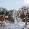 Marisa, Vanessa und Letizia genießen das schöne Wetter am Lechstrand in Landsberg. 