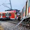 Die aufeinander geprallten S-Bahnen an der Unfallstelle in der Nähe des Bahnhofes Ebenhausen-Schäftlarn.