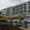 Am Donauwörther Berg in Neuburg entsteht ein großer Neubau, der 76 Wohnungen sowie einen Supermarkt beheimaten wird.  	