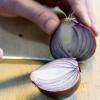 Zwiebeln sind fester Bestandteil von vielen Gerichten. Aber wie wird man den Geruch wieder von den Händen los?