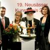 Freude im Doppelpack: Gisela Frank und Petrus haben den 19. Neusässer Kunstpreis gewonnen: (von links) Bürgermeister Richard Greiner, Fabian Härding (Kreissparkasse), die Preisträger Gisela Frank und Petrus, Kulturkreis-Vorsitzende Maria-Stephanie Kemmerling, hinten Richard Fank von der Kreissparkasse Augsburg und Bürgermeisterin Monika Uhl.