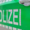 Frau zwischen zwei Autos eingeklemmt und schwer verletzt