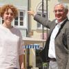 Die Architektin Anna Kern und ihr Vater Peter stehen vor dem sanierten Altstadthaus in der Mindelheimer Maximilianstraße. Ihre Arbeit wird bei den diesjährigen Architektouren gewürdigt.