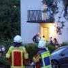 Polizei und Rettungsdienst vor einem Haus in Munderkingen in Baden-Württemberg. Dort kam in der Nacht ein sechsjähriger Bub ums Leben.