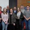 Das siegreiche Team der St.-Bonaventura-Realschule, im Bild von links: Fabian Frey, Christina Dehn von der Sparkasse Dillingen, Doreen Lang, Schulleiter André Deppenwiese, die beiden Lehrkräfte Margot Geiger und Hans-Jürgen Kohler, Lena Joas mit dem Wanderpokal Bulle & Bär, Janik Grimminger, Manuel Düll, Michael Knötzinger, Sparkasse Dillingen. 	