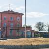 Im Zuge der Aktion „Unser Landkreis blüht auf“ werden derzeit im gesamten Dillinger Stadtgebiet Blühflächen angelegt, so wie hier am Bahnhof. 