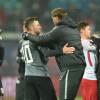 FCA-Kapitän Daniel Baier und RB-Trainer Ralph Hasenhüttl zeigten nach der Partie in Leipzig Sportsgeist. Sie nahmen sich noch auf dem Spielfeld in den Arm. 	