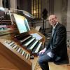 Jens Korndörfer am Pult, kurz bevor er das Konzert in der St. Georgskirche begann.  	